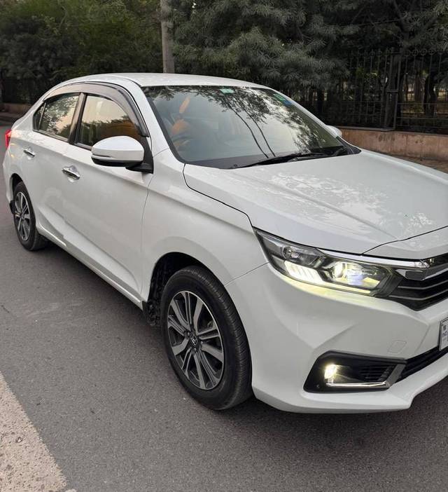 https://images10.gaadi.com/usedcar_image/4510123/original/processed_ddc76f201b99998cd5a42000d6be135d.jpg?imwidth=6400