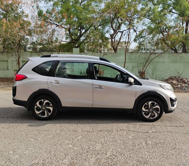 https://images10.gaadi.com/usedcar_image/4510142/original/e1fe4f2b9d75b472af9af852fe980c17.jpg?imwidth=6401