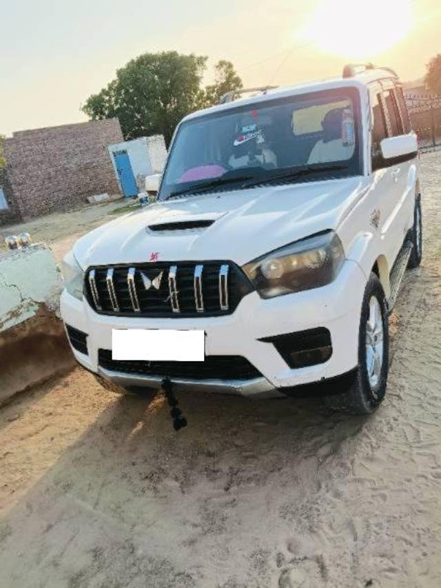 https://images10.gaadi.com/usedcar_image/4510147/original/processed_e4a6259b-22fe-461e-ab11-796d7069271a.jpg?imwidth=6402