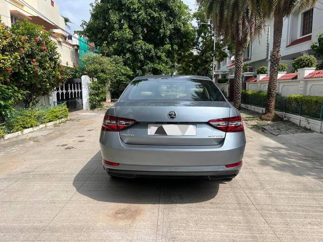https://images10.gaadi.com/usedcar_image/4510184/original/processed_a8e6c942ec57b4bb6fda613a497fb086.jpg?imwidth=6402