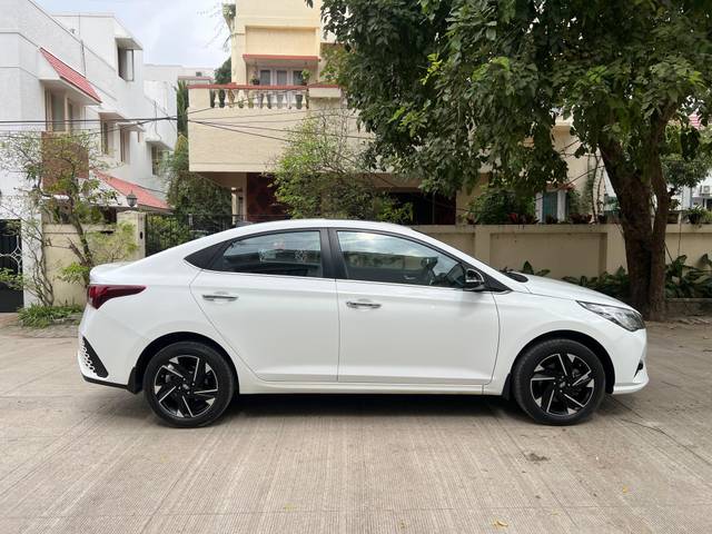 https://images10.gaadi.com/usedcar_image/4510190/original/1600f1c210ce7b40e2ddc26cca63a615.jpg?imwidth=6401