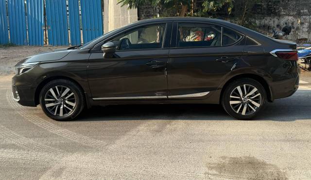 https://images10.gaadi.com/usedcar_image/4510276/original/processed_dfec9576c33ebd5444d07ac08aae58f0.jpg?imwidth=6401