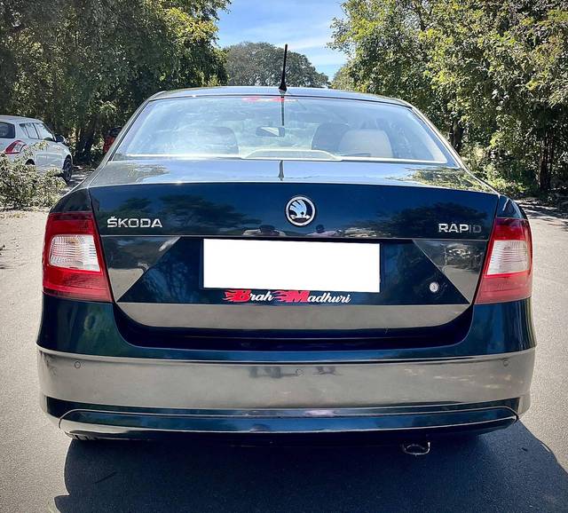 https://images10.gaadi.com/usedcar_image/4510316/original/processed_e54344285aaf84e4d5f3bd1f871cf884.jpg?imwidth=6402