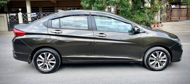 https://images10.gaadi.com/usedcar_image/4510396/original/processed_4e12ce2dabf079e6c640d2fcf8c27c24.jpg?imwidth=6401