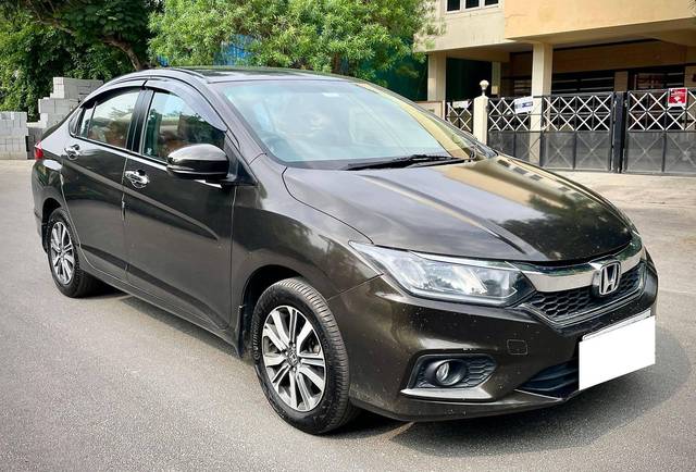 https://images10.gaadi.com/usedcar_image/4510396/original/processed_883174f3e29e65c5713dd1babfe14861.jpg?imwidth=6400