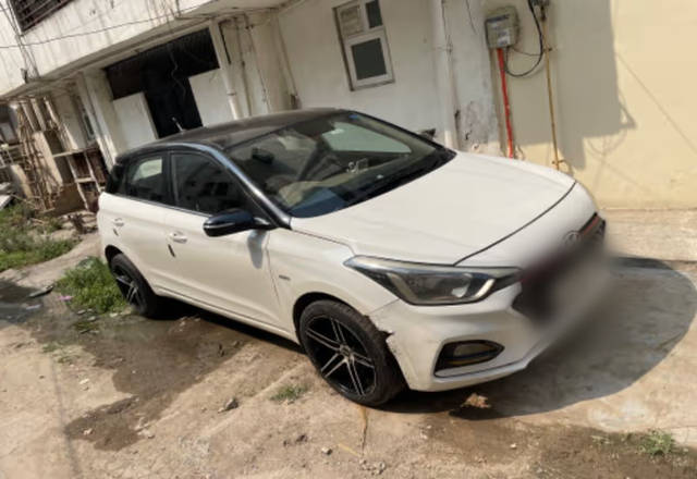 https://images10.gaadi.com/usedcar_image/4510454/original/d3c504a3-f1e3-4435-a011-664dc4a11761.?imwidth=6401