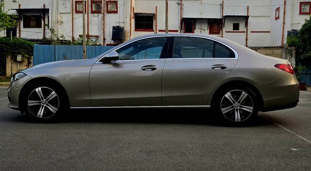 https://images10.gaadi.com/usedcar_image/4510541/original/2f25af4bacde3d30ae29597b254d70b7.jpg?imwidth=6401
