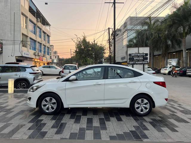 https://images10.gaadi.com/usedcar_image/4510734/original/processed_ef93dbd66715584f26f2778a75ec7c90.jpg?imwidth=6402