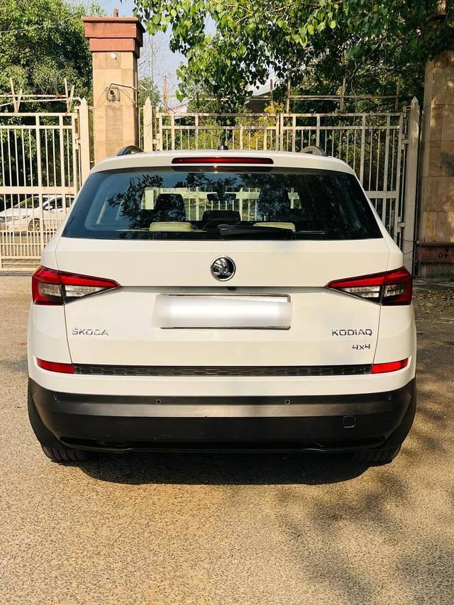 https://images10.gaadi.com/usedcar_image/4510763/original/processed_a13c33a3debfa20336ca55b04f4bded8.jpg?imwidth=6401
