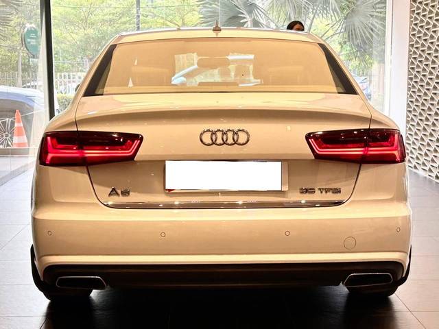 https://images10.gaadi.com/usedcar_image/4510818/original/processed_cb68a5dba8406005d6c60df61003929c.jpeg?imwidth=6402