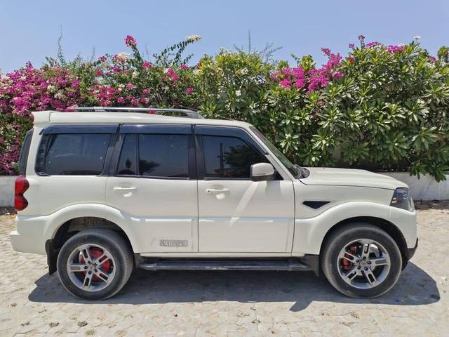 https://images10.gaadi.com/usedcar_image/4510854/original/processed_8f1054bb217124ab70997edc77963590.jpg?imwidth=6401