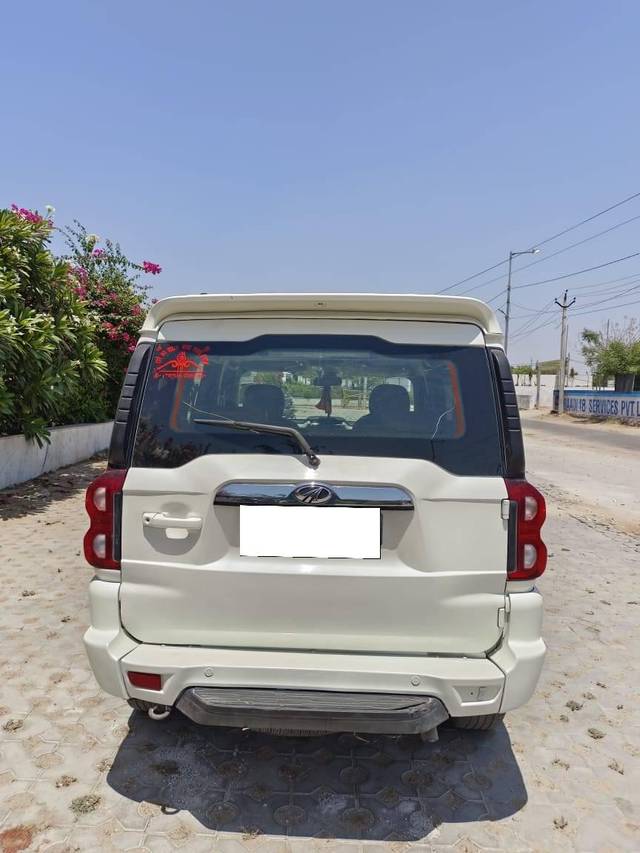 https://images10.gaadi.com/usedcar_image/4510854/original/processed_cb77b58d9e2c566aea8ef123929d2c4f.jpg?imwidth=6402