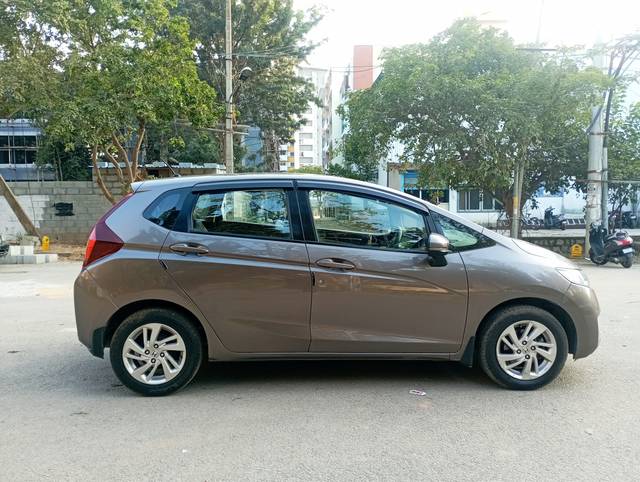 https://images10.gaadi.com/usedcar_image/4511030/original/6b02a75cf040cb04b61a07b2512f74b0.jpg?imwidth=6401
