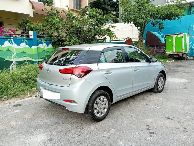 https://images10.gaadi.com/usedcar_image/4511114/original/processed_b78a28b5d73e44b9d8c9070452d3402d.jpg?imwidth=6402