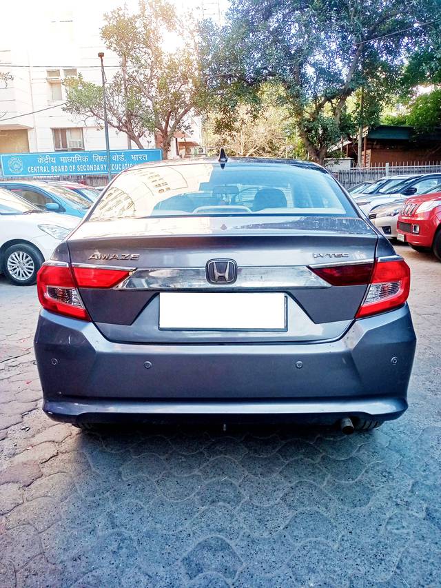 https://images10.gaadi.com/usedcar_image/4511124/original/processed_c33b05ad471caff8ef7d15a4718b2c52.jpg?imwidth=6401