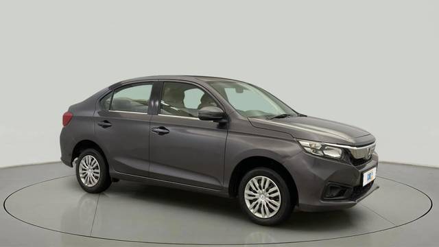 https://images10.gaadi.com/usedcar_image/4511152/original/b24c67f54a931f239ae484e1ea62e8a2.jpg?imwidth=6400