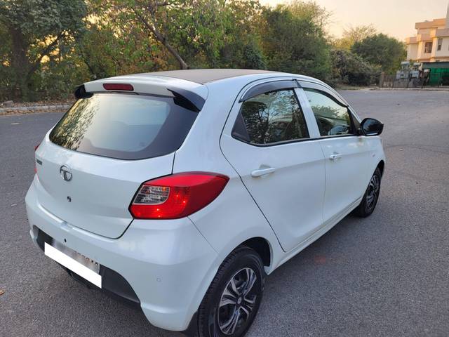 https://images10.gaadi.com/usedcar_image/4511435/original/processed_6283049183298bd813328cea9c18abf4.jpg?imwidth=6402