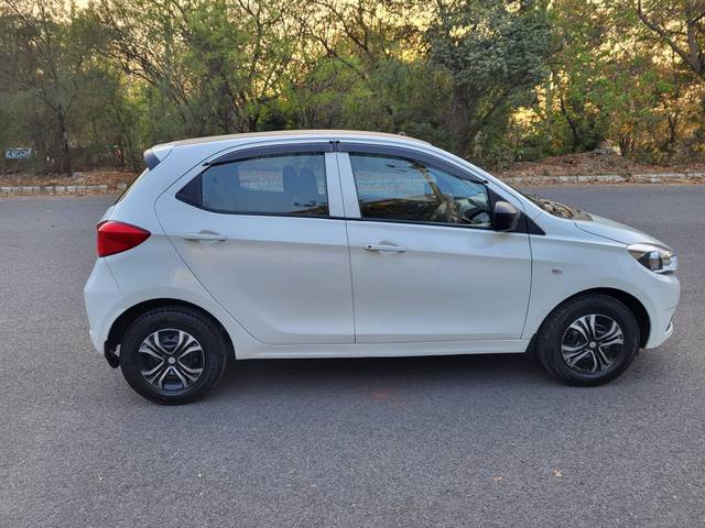 https://images10.gaadi.com/usedcar_image/4511435/original/processed_ceb7c20908231faae0808cb62c17c75c.jpg?imwidth=6401
