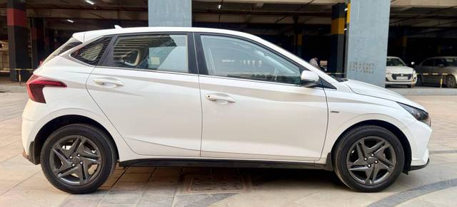 https://images10.gaadi.com/usedcar_image/4511458/original/processed_f40d0204688850249357ad08134f92d9.jpg?imwidth=6401