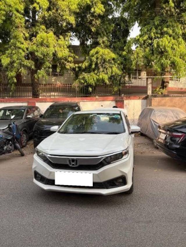 https://images10.gaadi.com/usedcar_image/4511636/original/processed_d7ba40eb-32dc-4da8-8dff-37354441d0e2.jpeg?imwidth=6400