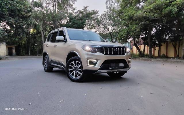 https://images10.gaadi.com/usedcar_image/4511684/original/processed_e2d312d8e791b9e215ee5629e16421c7.jpg?imwidth=6400