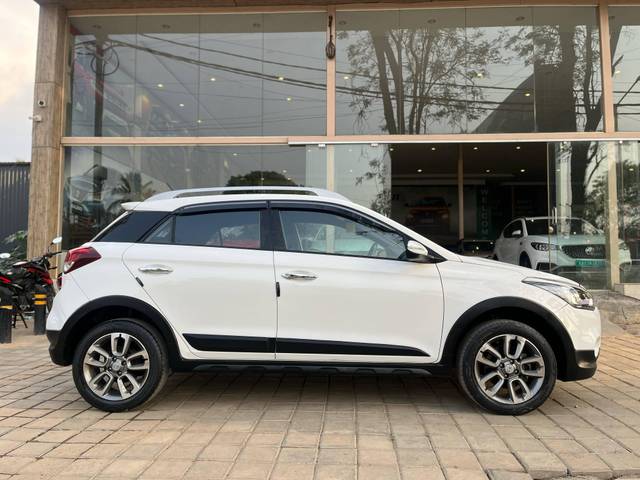 https://images10.gaadi.com/usedcar_image/4511717/original/processed_3318be27363aa04f3866638cd3d390fe.jpg?imwidth=6401