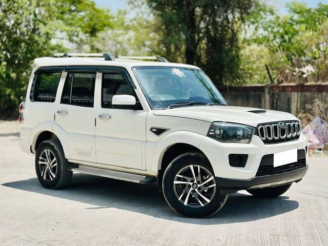 https://images10.gaadi.com/usedcar_image/4511774/original/processed_65e6b98fca19352a8726bd912730ec0e.jpg?imwidth=6400
