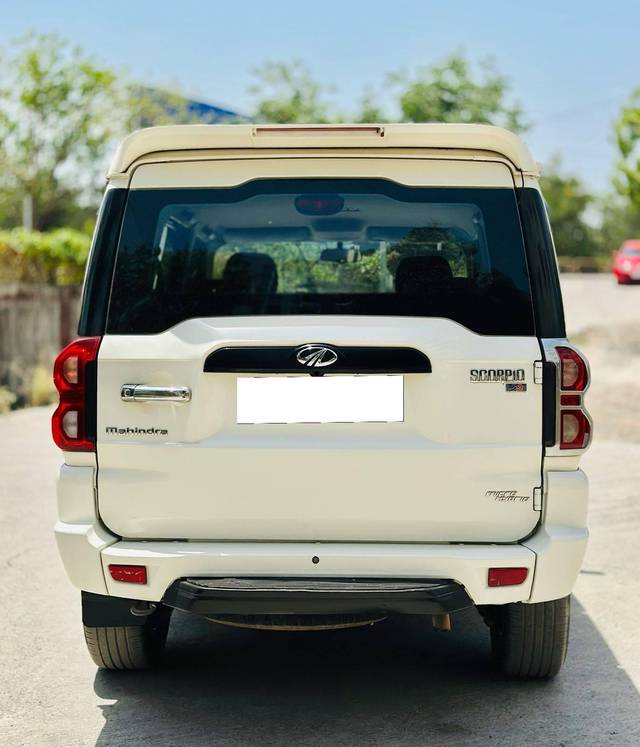 https://images10.gaadi.com/usedcar_image/4511774/original/processed_aca4ee347b1e394f7d57ef36c765193f.jpg?imwidth=6401
