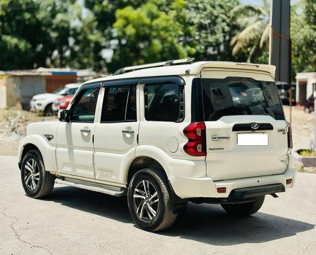 https://images10.gaadi.com/usedcar_image/4511774/original/processed_c96cc10628f216e6cd4c111d4ed44994.jpg?imwidth=6402