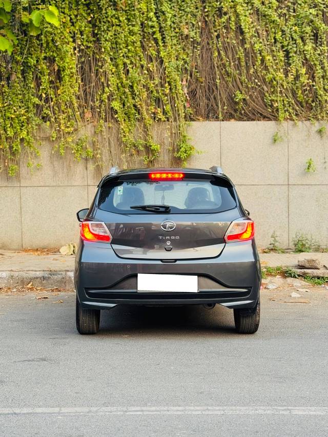 https://images10.gaadi.com/usedcar_image/4511820/original/processed_c0d85f692ff560825184b16650b9ade9.jpg?imwidth=6402