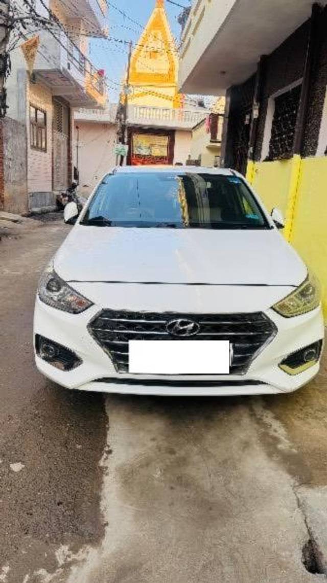 https://images10.gaadi.com/usedcar_image/4511938/original/processed_4c944248-7e6c-4228-a675-577e54577483.jpeg?imwidth=6402