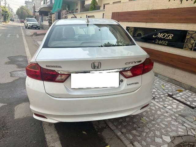 https://images10.gaadi.com/usedcar_image/4511989/original/processed_b85c5904-4141-4ce5-8c82-a7689319b0c9.jpeg?imwidth=6401