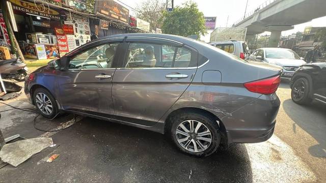 https://images10.gaadi.com/usedcar_image/4512155/original/processed_24579ff4-62ad-48c8-8e8f-2eb3817bfe1a.jpeg?imwidth=6400