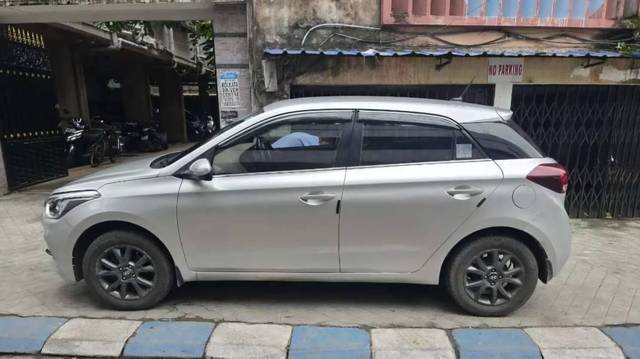 https://images10.gaadi.com/usedcar_image/4512286/original/processed_af9d5596-c73a-4ee6-827d-e62770c83dda.jpg?imwidth=6401
