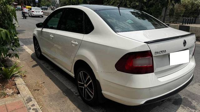 https://images10.gaadi.com/usedcar_image/4512293/original/processed_6aebd21e-9fca-40eb-a99d-a99341e71859.jpeg?imwidth=6401