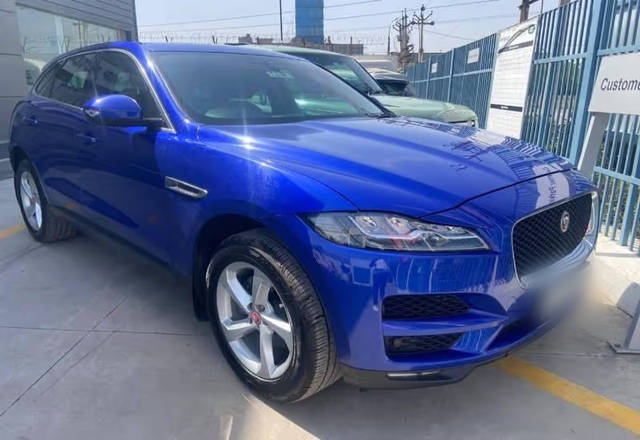 https://images10.gaadi.com/usedcar_image/4512463/original/f3025178-d8fe-46a6-9522-96217daf206e.?imwidth=6400