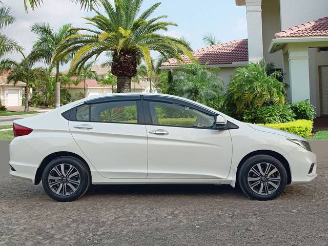 https://images10.gaadi.com/usedcar_image/4512494/original/956aaea94f577307478d744d816b9dad.jpg?imwidth=6401