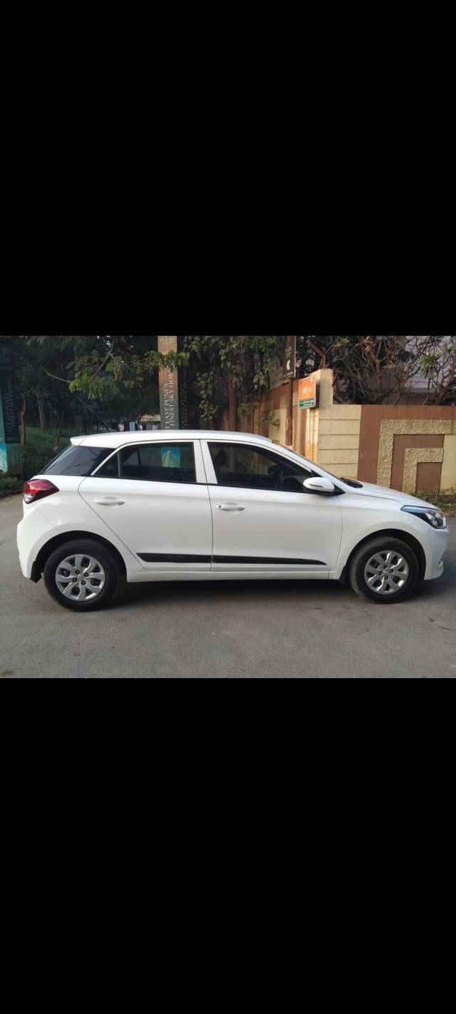https://images10.gaadi.com/usedcar_image/4512495/original/processed_5978fa11028e8a589cf72d82d3762f38.jpg?imwidth=6401