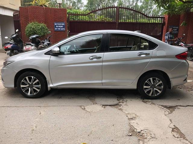 https://images10.gaadi.com/usedcar_image/4512517/original/processed_ec338ad8e47aa0e917b759f1ef1130ca.jpg?imwidth=6402