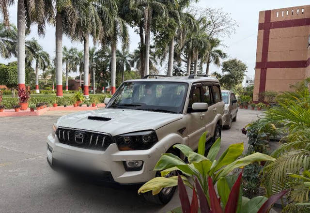 https://images10.gaadi.com/usedcar_image/4512520/original/77a94bad-6b2c-4e03-b502-e93f72f609be.?imwidth=6401