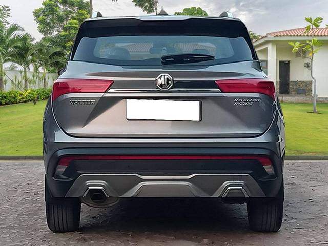 https://images10.gaadi.com/usedcar_image/4512529/original/processed_9e1cae72c2c2435e0b991d9fad9ecf2f.jpg?imwidth=6402