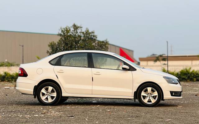 https://images10.gaadi.com/usedcar_image/4512533/original/84d71d511cb3a3835e3744020492723d.jpg?imwidth=6401