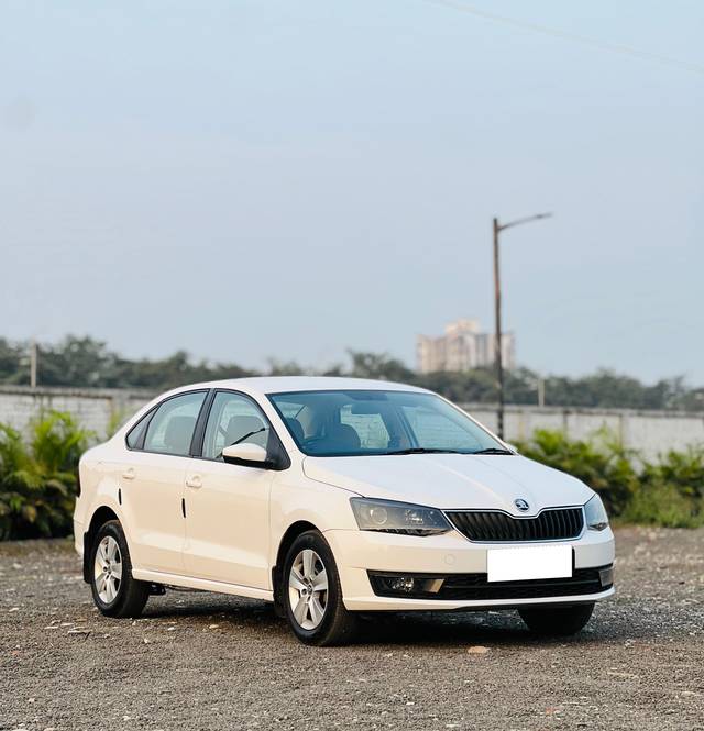 https://images10.gaadi.com/usedcar_image/4512533/original/processed_4993198ca128d99c833e81ba3bc0370d.jpg?imwidth=6400