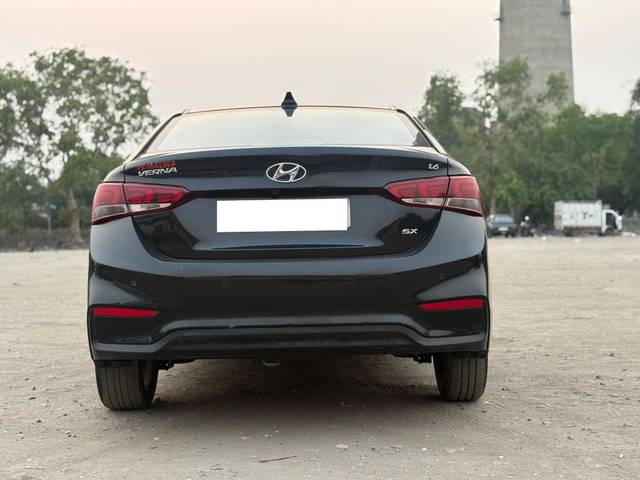 https://images10.gaadi.com/usedcar_image/4512570/original/processed_1318d9d7a60f39e5e0559f067bbea5a4.jpg?imwidth=6402