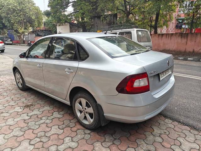 https://images10.gaadi.com/usedcar_image/4512620/original/processed_00dfe887031e20728d308a5d93588b14.jpg?imwidth=6402