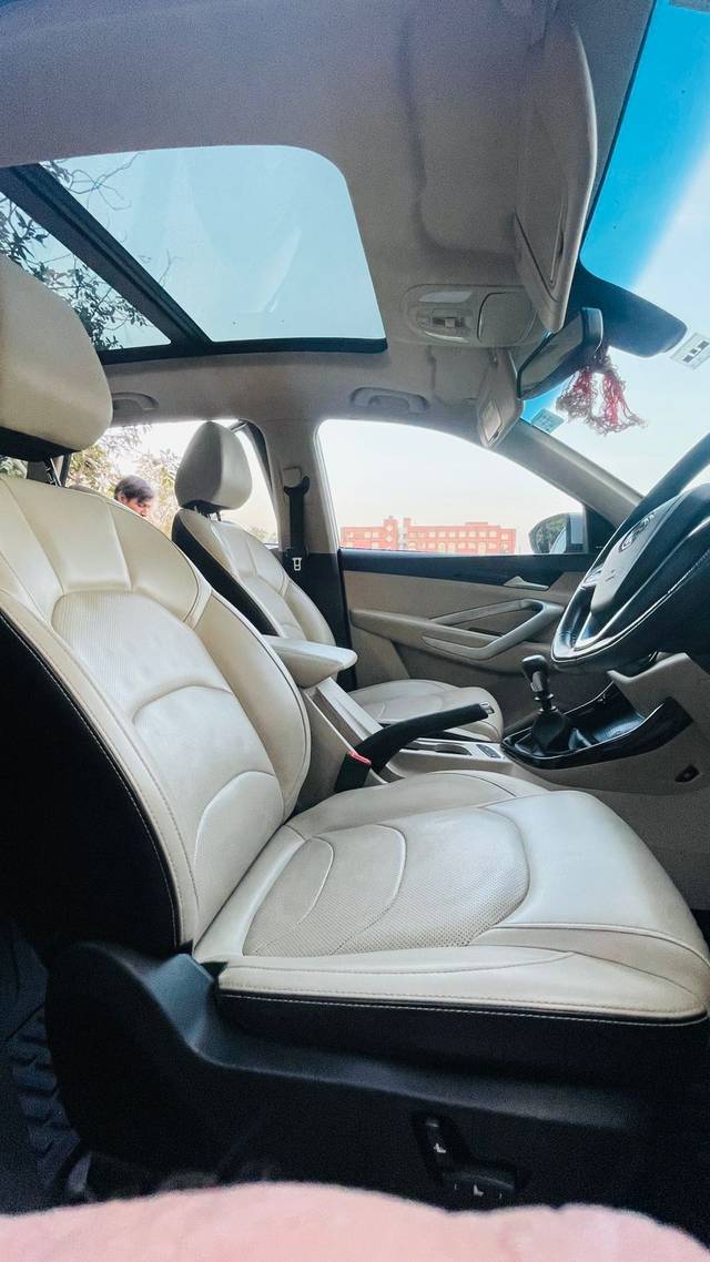https://images10.gaadi.com/usedcar_image/4512684/original/2888cd5ae6597cd6c5ff6f95c9ea5203.jpg?imwidth=6402