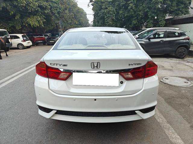 https://images10.gaadi.com/usedcar_image/4512718/original/processed_37af2eb58aeec5025807959c8347bb5b.jpg?imwidth=6402