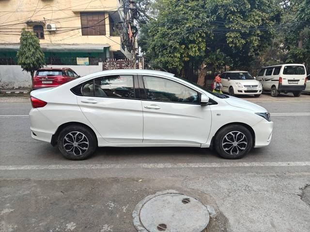 https://images10.gaadi.com/usedcar_image/4512718/original/processed_cfd3f0c32086ded135697af61723f228.jpg?imwidth=6401