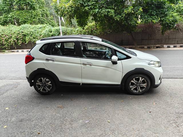 https://images10.gaadi.com/usedcar_image/4512720/original/86988fb7cab8a79cdc8bfc7b2e598bbf.jpg?imwidth=6401