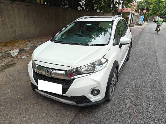 https://images10.gaadi.com/usedcar_image/4512720/original/processed_1a8d1091878b015a878b4a3698891cc4.jpg?imwidth=6400